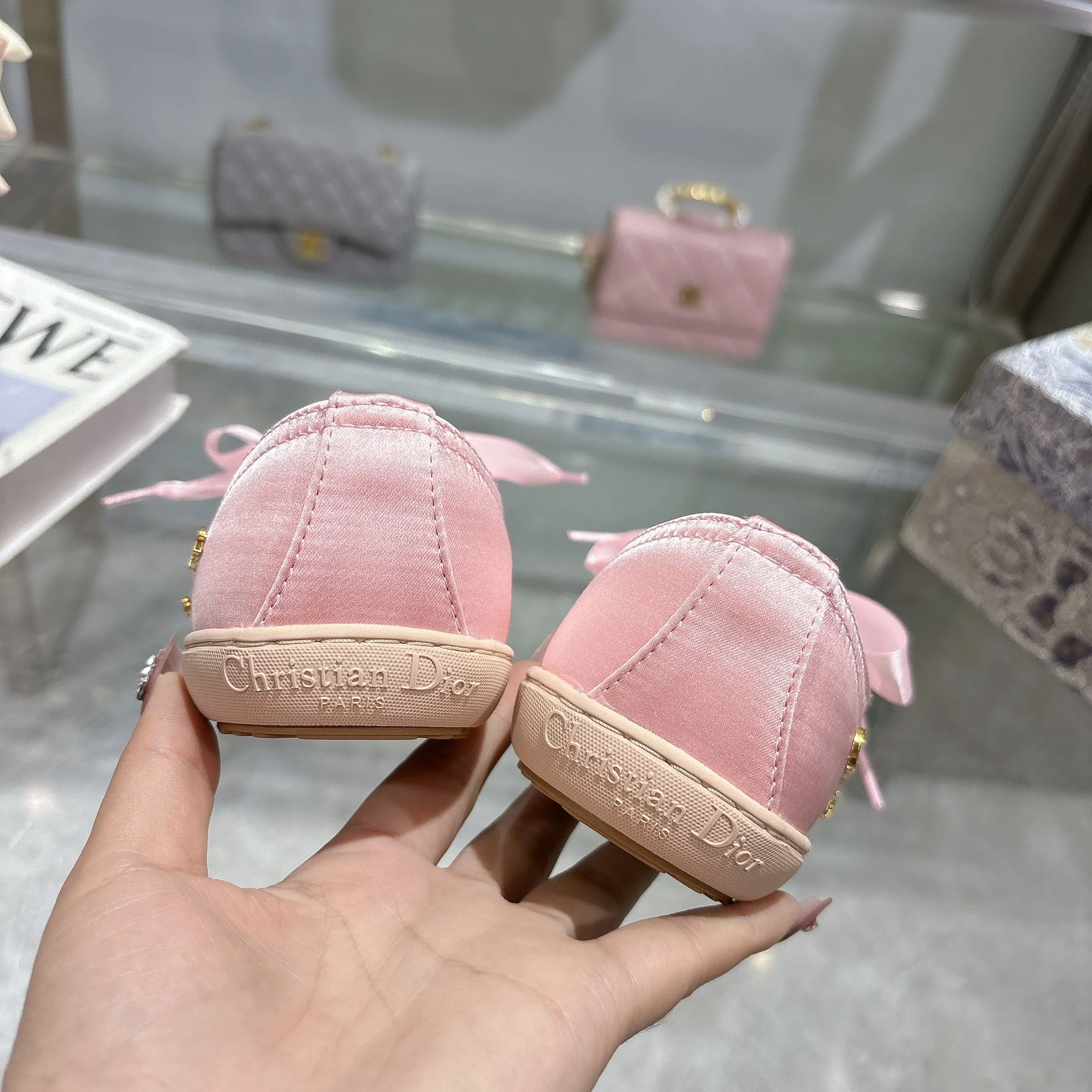 👟👟Ex-factory price 440👟👟 Dior ballet-style casual shoes, the same style as celebrities, satin fabric, breathable mesh lining, sheepskin for feet, wear-resistant rubber sole, size 35-40.